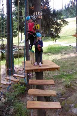 Ročník 2017 5 RUBRIKA NOVÉ AKTIVITY Lanový park a dětské lanové hřiště za Dolinou, přírodní posilovna V červenci loňského roku jsme otevřeli nový lanový park za restaurací