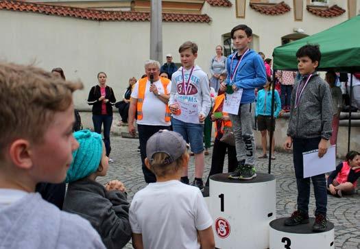 Své přeborníky již známe v žákovských kategoriích, zato dospělí mají před sebou ještě polovinu sportovní gymnastiku a šplh. První den bylo na programu plavání v Tyršově domě.