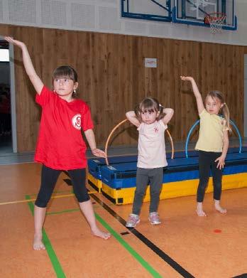 Své první cvičení na veřejnosti předvedly děti předškolního věku, ty starší pak gymnastické cvičení na koberci a přeskoky přes tělocvičné nářadí, originální podívanou byla ukázka akrojógy.
