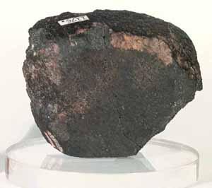 minerály nebo části tělesa prošly přetavením; iii) docházelo k nukleárním reakcím působením kosmického záření; iv) zvětrávání v pozemském prostředí způsobilo izotopické přeměny.