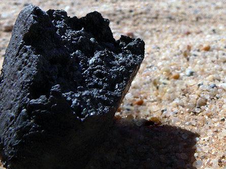 Obr. 31 Černá barva úlomku meteoritu z planetky 2008 TC3 prozrazuje hojnost uhlíku. c P. Jenniskens, SETI Institute, NASA. od pyroxenu nejeví téměř žádnou zonalitu.