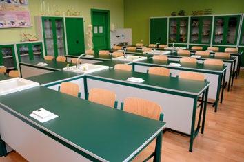 Školní nábytek od českého výrobce s tradicí 2 let Kompletní vybavení škol nábytkem, tabulemi a učebními pomůckami tel.: 800 1 111 fax: 800 0 1 e-mail: objednavky@smero.