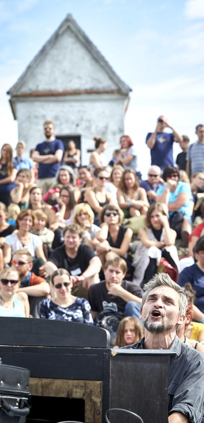 Valdštenské Cafeterium V rámci zážitkové kavárny, která sídlila každou letní neděli v parku pod Lodžií, proběhlo hned několik neobyčejných programů. V neděli 15. 7. mezi 15.00 až 18.