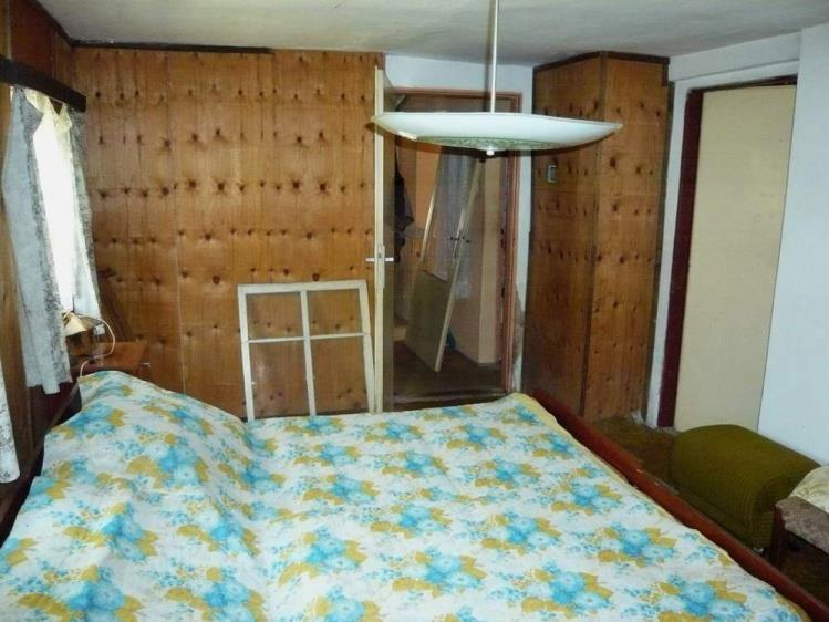 Celková plocha pozemku je 487m2 včetně pozemku obecního.