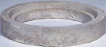 Betonový kruh je nutno uložit do zhutněného štěrkového lože nebo betonu tak, aby kryt neležel přímo na prodlužovací trubce. Mezi betonem a prodlužovací trubkou je nutno zhotovit kluznou vrstvu např.