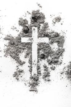 4 Přijetím popelce, tj. znamení kříže, které kněz uděluje popelem na čelo (ev. sypáním popela na hlavu) a jehož historie spadá až do konce 11. století, symbolicky vyjadřujeme svůj postoj kajícnosti.