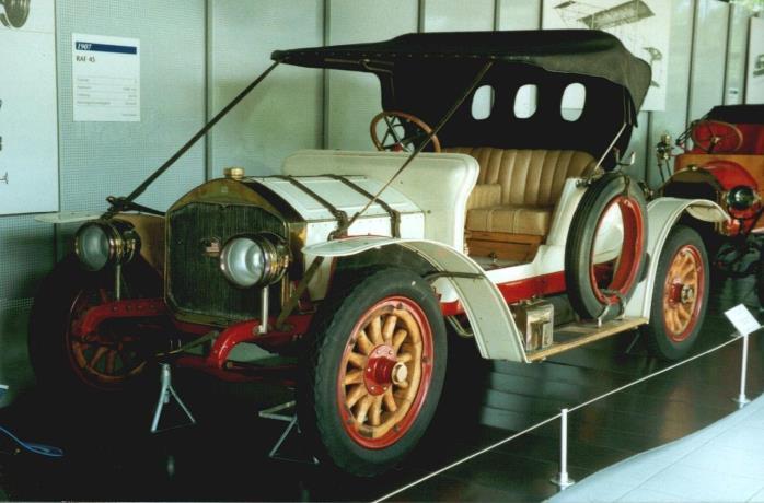 Automobilový průmysl: Historie: - První automobil dovezený do Rakouska-Uherska přivezl Thedor von Liebig, vnuk zakladatele textilní továrny Johann Liebig &Comp., který se stal vlastníkem 3.