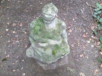 Ještě než začneme stoupat lesem na náhorní plošinu objevuje se v té lesní divočině pod Cholupickým vrchem studánka.