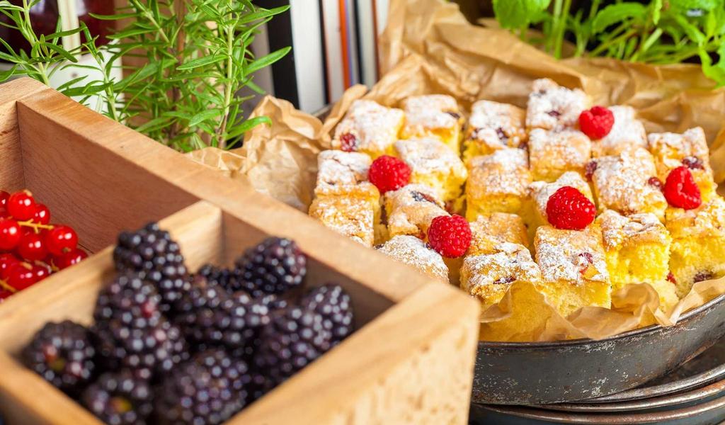 SNÍDANĚ PARK INN it s all about you SNÍDANĚ PARK INN 540 CZK za osobu Pečivo Výběr čerstvého pečiva Výběr sladkého pečiva a croissantů Nabídka marmelád, medu, másla a margarínu Studené obložené mísy