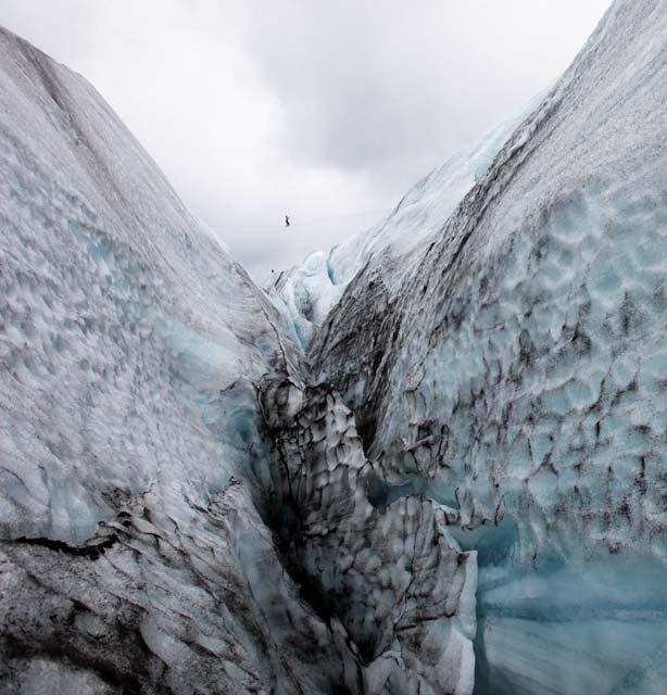 Ice, Ice Baby nad trhlinou 9. 7. Ráno je jakž takž. Rychle vyrážíme. Výšlap. Peeto s Dannym připravují tu jednapadesátku, co jsme včera vrtli. Luky, Voříšek a já vrtáme novou třiatřicítku hned vedle.