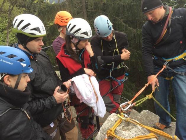 Lezení na umělé stěně leden květen a září prosinec 2016 Lezení probíhalo na horolezecké stěně na adrese: Malá tělocvična Gymnázia Jeseník Komenského 257/6 Jeseník Otvírací doba: Pondělí 18:00-20:00