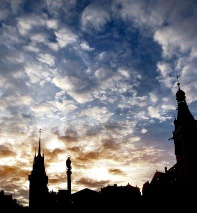 století, přestavěl zdejší vodní hrad na pozdně gotickou rezidenci a jeho synové Vojtěch a Jan pak pokračovali v přebudovávání již v renesančním duchu.