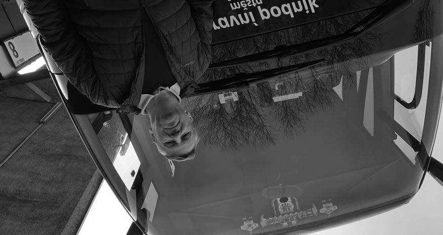 Hrají se pořád karty? Jsou tady takoví kluci Oťas nebo Vlčák. S čalouníkem jsem pro ně vymyslel takový stoleček, aby nepoškodili opěrátka. Kluci si to chválí.