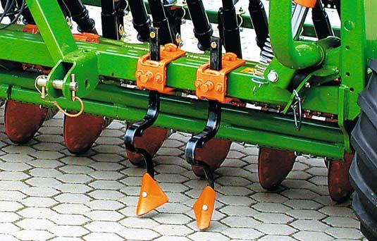 Systém AMAZONE Huckepack zvedá secí stroj včetně botek při přepravě a při otáčení směrem dopředu, čímž se snižuje zdvihová síla a zvyšuje