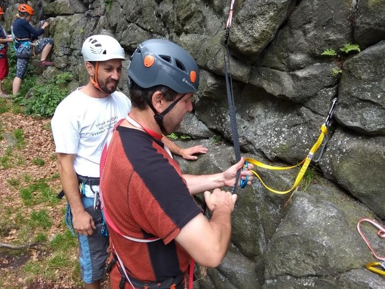 Základní kurz ve skalách pro dospělé květen červen 2018 Kurz je určen pro středně pokročilé dospělé lezce.