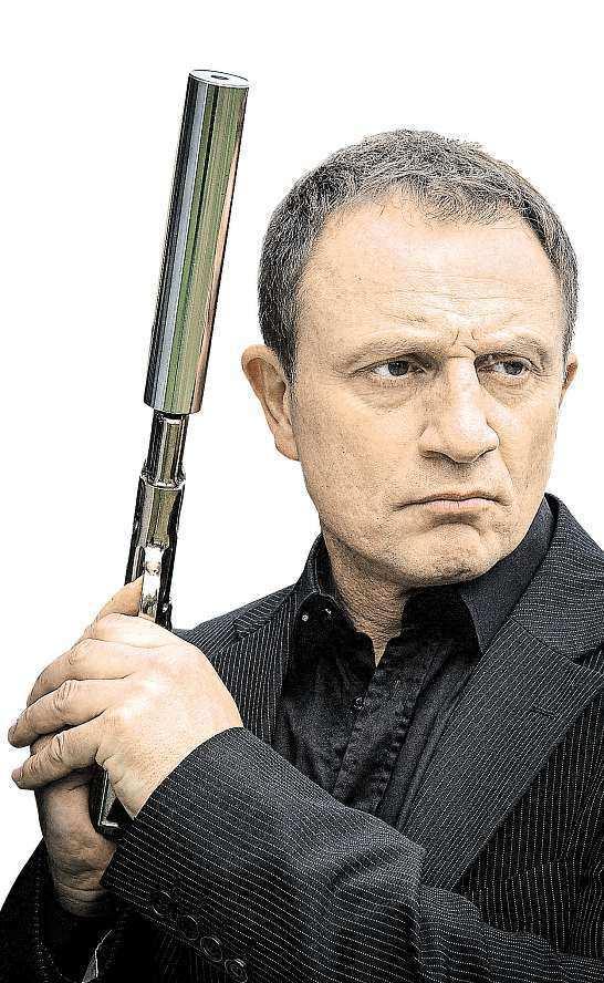 4 7. května 2015 Česká republika Násilím chci šokovat, ne bavit, Vypadá jako český James Bond Daniel Craig, patří knašim elitnímfilmovým kaskadérům azahrál si ivoscarovémhitu Ridleyho Scotta Černý