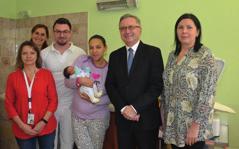 Dole první miminko roku 2019 v Nemocnici Chomutov Foto: Tomáš Branda Prvním novorozencem, který se v porodnicích Krajské zdravotní, a. s., podíval na svět v roce 2019, byl Jakub Šmejkal.