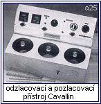 druhý díl zámečku nahoru, musí to být až za mezerou pro tlačítko jazýčku a v takové vzdálenosti, aby osmička za tuto kuličku zaklapla.