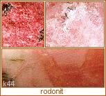 rhodiování galvanické - pokovování, pokrývání povrchu stříbrného šperku i obecných kovů rhodiem v lázni z 1 l vody, 4 g hydroxidu rhodia, 30 g sulfátu amonného a 80 g kyseliny sírové.