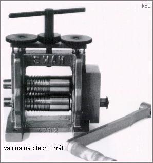 váhy - anglicky scales, přístroj k zjišťování hmotnosti, ve zlatnictví užívány lékárnické nebo digitální s přesností na 0,01 g. Na diamanty tzv. karátové s přesností na 0,001 g.