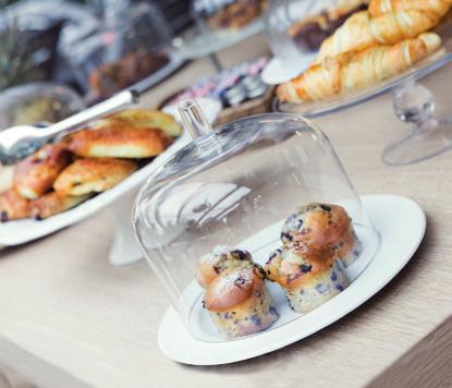 PRACOVNÍ SNÍDANĚ SNÍDANĚ ZALOŽENA NA BUFFETOVÉM STOLE 300 g/osoba Variace pražské a krůtí šunky s českými sýry