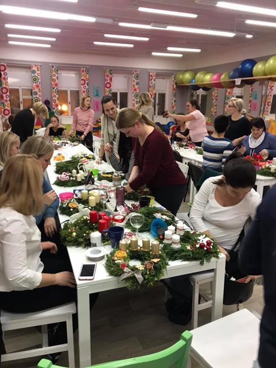 9. KREATIVNÍ OBCHŮDEK V říjnu 2017 jsme otevřeli na Náměstí Svobody v Žatci Kreativní obchůdek obchůdek na prodej výrobků Hand made s dílnou na různé tvoření.