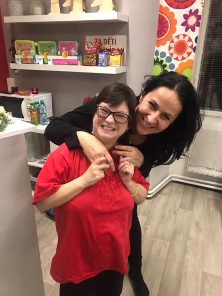 5. MATEŘSKÉ CENTRUM SEDMIKRÁSKA Pracovní tým Michaela Hradcová zakladatelka, předsedkyně, vedoucí pracovník, lektorka, fundraiserka, vedoucí Mateřského centra, Baby klubu, Dětského klubu, Školičky Na