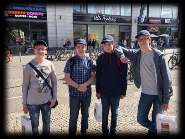 Po nákupním šílenství jsme si prohlédli nádraží S-Bahnu na Alexanderplatz, světoznámé Weltuhr i místní jarní trh a následně jsme se vypravili kolem Rotes Rathaus směrem zpět