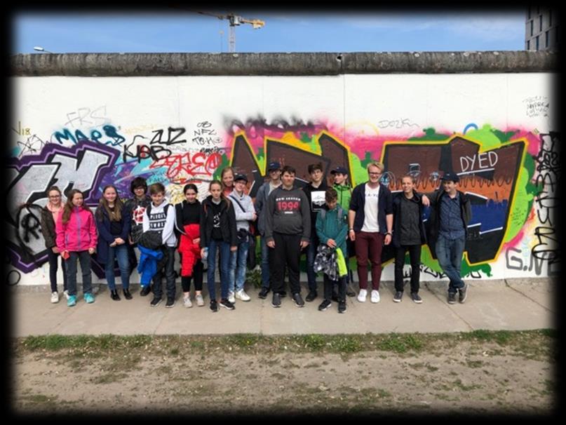 Poslední plánovanou zastávkou v Berlíně byla East Side Gallery. Tato galerie je dnes jediným větším souvislým zbytkem bývalé Berlínské zdi, jež byla dlouhá 165 km.