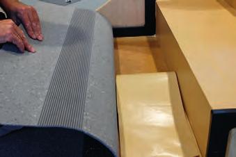 Poté ochranný papír na podstupnici odstraňte, díl podstupnice