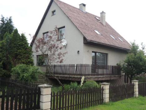 Tato nemovitost se nachází ve stejné lokalitě, poloha ve vedlejší klidné ulici, řadový podsklepený zděný RD se dvěma NP obsahuje jeden byt s přístavbou garáže, stáří cca 40 let po vnitřní