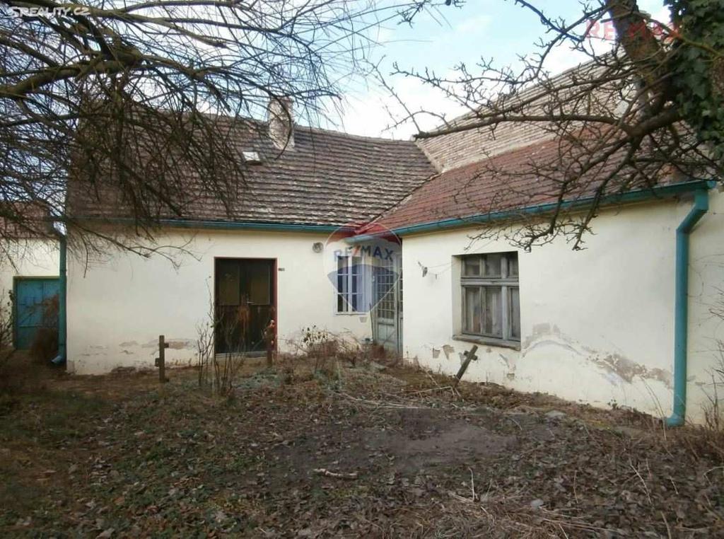 pozemku: 358 m2 Voda: Dálkový vodovod Topení: Ústřední plynové Plyn: Plynovod Odpad: Veřejná kanalizace Elektřina: 230V Popis: Rodinný dům