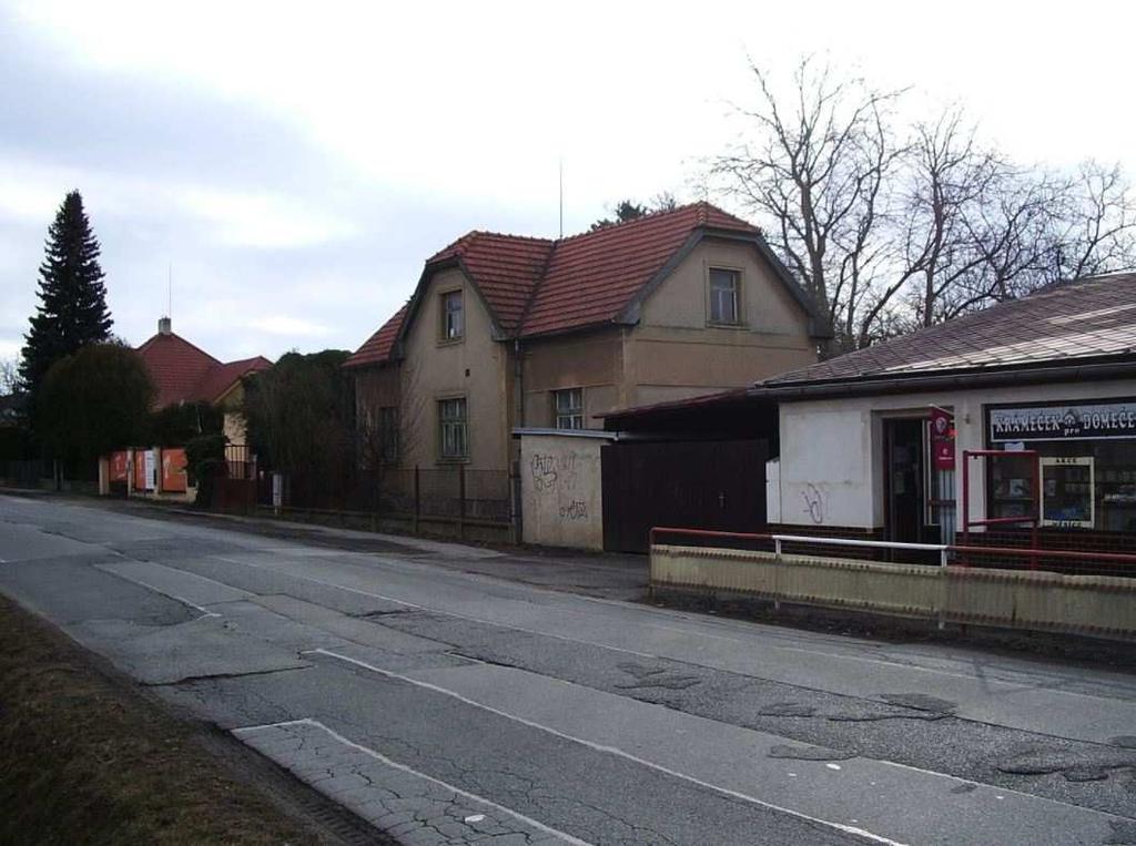 paliva Plyn: Plynovod Odpad: Veřejná kanalizace Elektřina: 230V Popis: Rodinný dům k rekonstrukci.