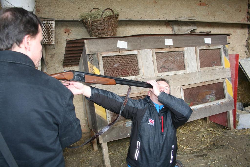 99 Poloha zbraně šikmo dolů.