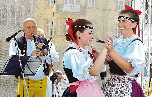 Při souboru funguje také uskupení Libíňáček, na jehož každotýdenní zkoušky docházejí především děti dospělých členů a jezdí s nimi na slavnosti a festivaly. www.autabechyne.