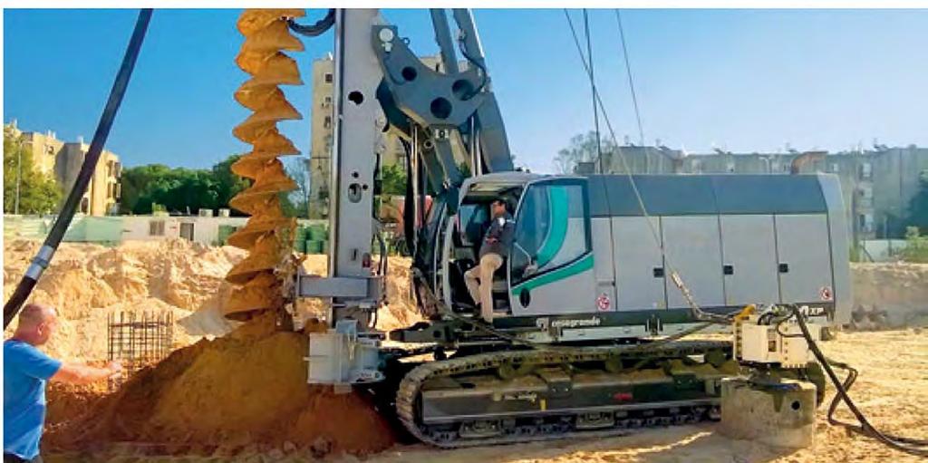 systém promazávání > Cable remote control for tracking Video unit with two cameras and one 7" monitor > to control winches and the rear of the machine > Automatic self alignement on drilling axis >