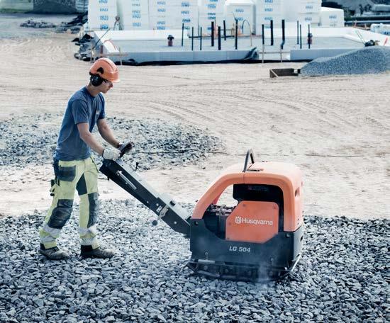 MAXIMALIZACE PROVOZUSCHOPNOSTI A ÚČINNOSTI Naše řada středně velkých jednosměrných a obousměrných hutnicích desek nabízí především na vlhké zemině působivou trakci, a to díky velké odstředivé síle s