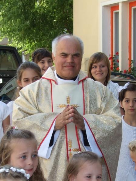 Proto je možné, že na každého z Vás jednou dojde. Je jistě logické, že jako prvního jsme do pomyslného křesla pro hosta posadili našeho děkana, otce Slawomira Sulowského.