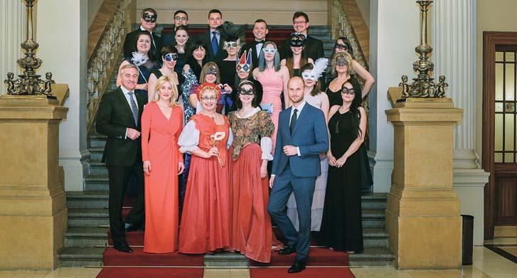 ples a poděkování Yourchance v benátském stylu Netradičně ve stylu Benátského karnevalu se konal v březnu na pražském Žofíně dobročinný ples společnosti yourchance.