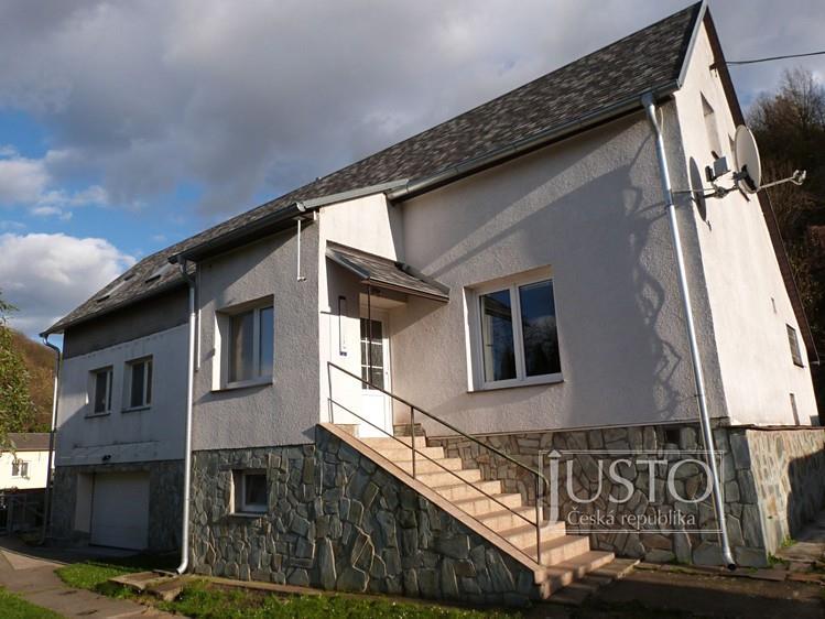 vybavena kuchyň spojená s velkým obývacím pokojem, komora, místnost s jídelním stolem a dva pokoje z nichž jeden má vstup na zastřešenou
