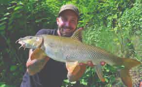 I přes rozlohu jezera 145 ha jsem si vzal pouze 10 ft (3m) pruty. Den před lovem jsme si celé jezero prošli a já na živo prozkoumal již předem vytipované místa.