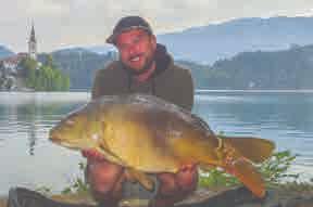 Pro své montáže volím dvě místa v hloubce 8 a 12 m, lehce krmím 2 kg boliesu PitBull Squid a Chimera Red.