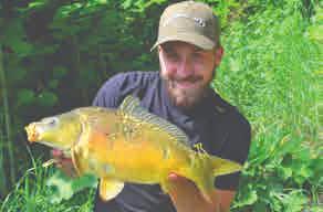 Přes den si užívám alpské scenérie nad jezerem, pivo Laško a carp talk s kolegy. Přichází večer, já krmím zbylými 3 kg mixu Squidu a Chimery.