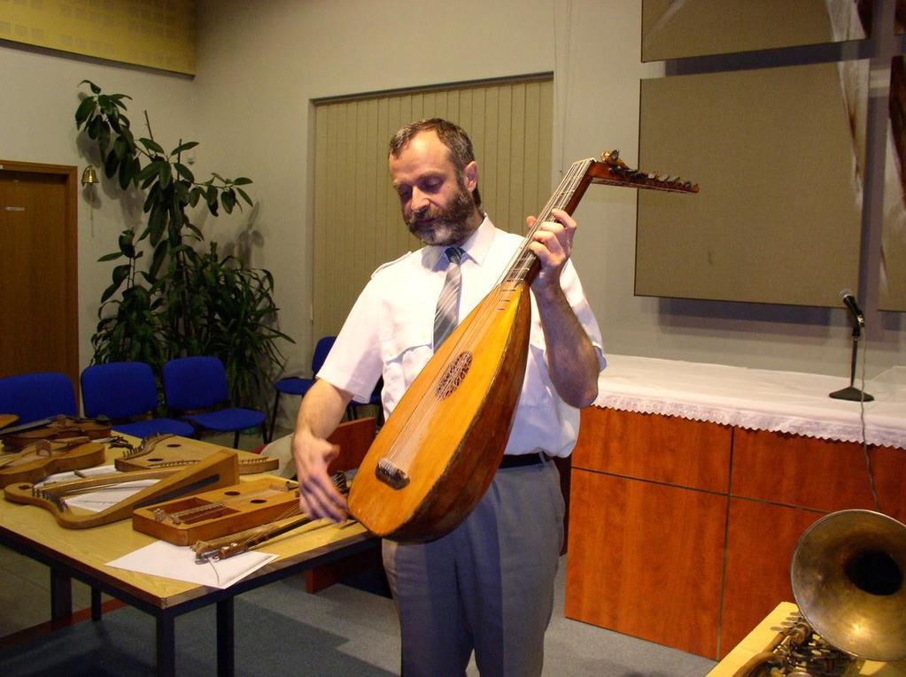 Vývoj hudebních nástrojů od starověku po současnost Přednáška sleduje vývoj hudebních nástrojů od prehistorických až po současné formy.