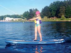 Na vlek se přišly podívat děti z prvního stupně i teenageři. Ty nejmenší se povozily na nafukovacích paddleboardech. Tato tři metry dlouhá prkna mají velký výtlak, takže se nepotopí.