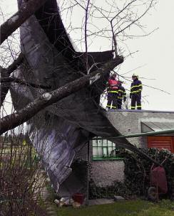 Děkuji členům Sboru dobrovolných hasičů Brušperk za pohotový a profesionální zásah při likvidaci následků poryvů větru, který strhl celou střechu