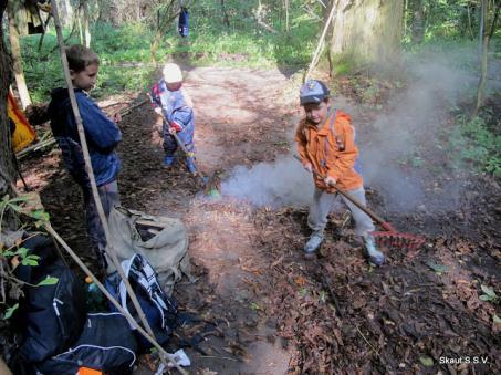 Jak jen to rychle utíká. 22. září 876. akce Skautský den úklid studánky. Kolem 08.00 hodin je počasí ještě skoro příšerné. Prší, fouká vítr.