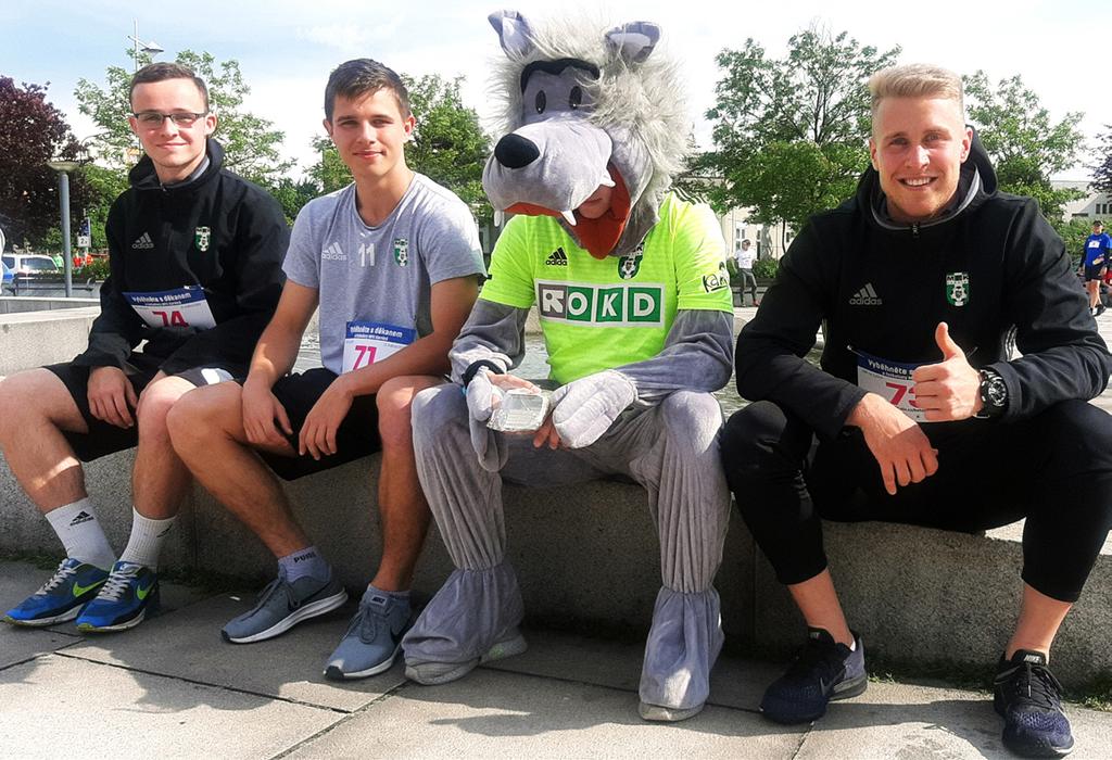 MFK KARVINÁ NOVINKY Z MFK 11 HRÁČI JUNIORKY VYBĚHLI S DĚKANEM Po roce se znovu uskutečnila populární akce Vyběhněte s děkanem a fotbalisty MFK Karviná.