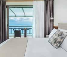 Nově renovovaný hotel nabízí dvoulůžkové pokoje s možností 1 přistýlky a nadstandardní typy pokojů s výhledem na moře typu premium deluxe a suite jsou až pro 4 osoby.