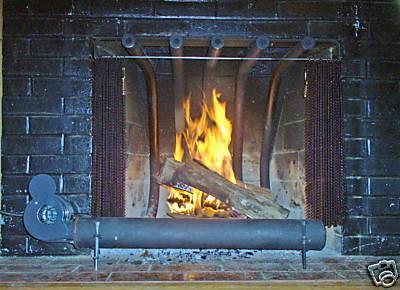 Otevřené krby pracují s velkým přebytkem vzduchu v ohništi, jejich poměrně chladné spaliny stoupají komínem jen pomalu.